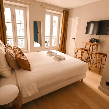 Stylish Close To The Eiffel Tower
