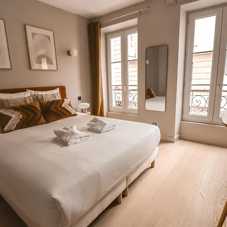 Stylish Close To The Eiffel Tower