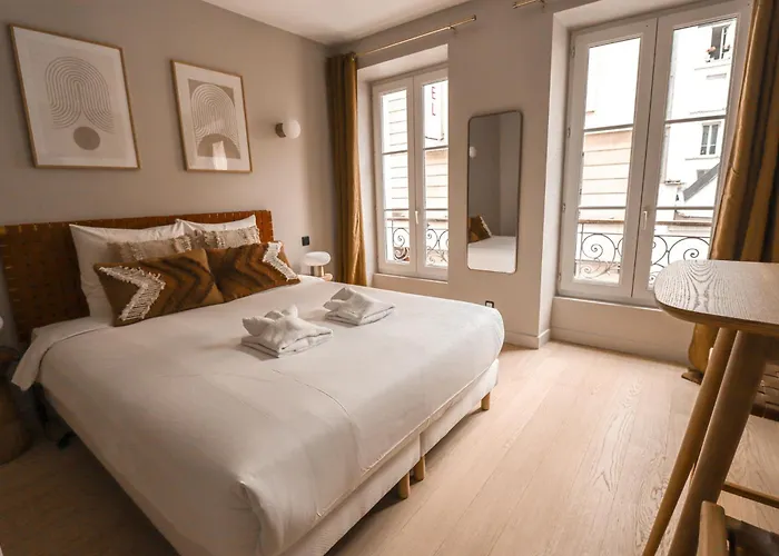 Stylish Close To The Eiffel Tower